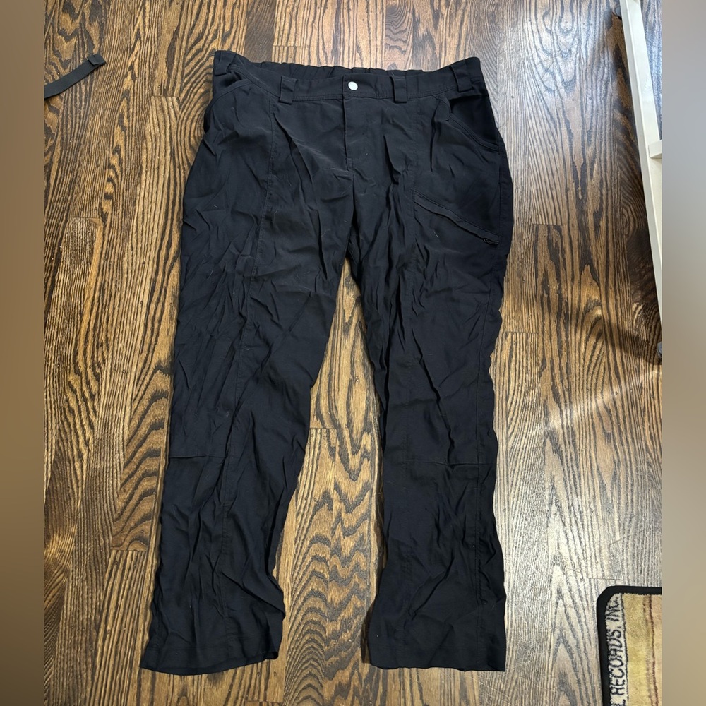 Duluth Trading Co Black Capri Crop Pants Dry on the Fly Straight Leg 18